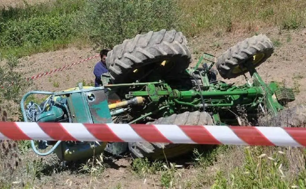 Si ribalta col trattore: muore 63enne nel Vibonese