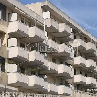 Dramma a Catanzaro, cade dal balcone: muore dodicenne