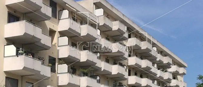 Dramma a Catanzaro, cade dal balcone: muore dodicenne