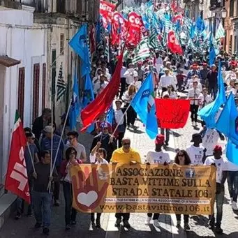 “Basta Vittime Sulla 106” apre il corteo del Primo Maggio a Carfizzi