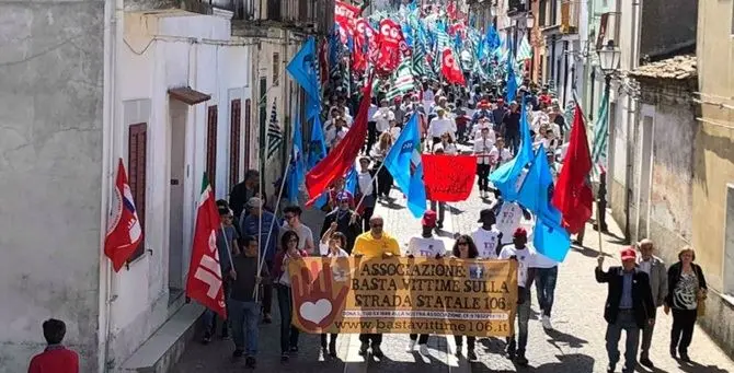 “Basta Vittime Sulla 106” apre il corteo del Primo Maggio a Carfizzi