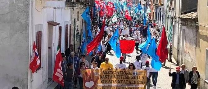“Basta Vittime Sulla 106” apre il corteo del Primo Maggio a Carfizzi