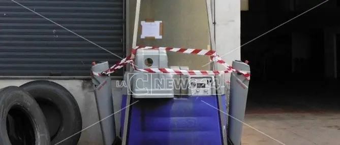 Acque industriali scaricate al suolo, sequestrato macchinario per autolavaggio