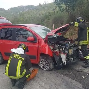 Auto contro palo della luce: tre feriti a Crotone