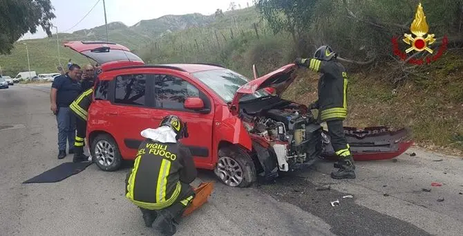 Auto contro palo della luce: tre feriti a Crotone