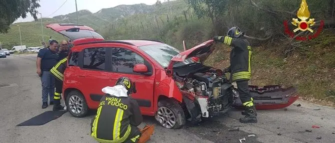 Auto contro palo della luce: tre feriti a Crotone