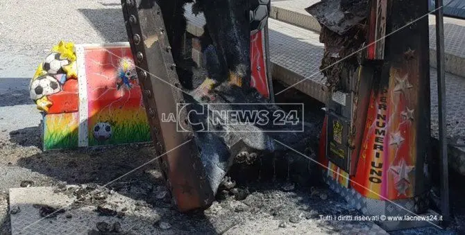 Catanzaro, in fiamme le giostrine di Giovino