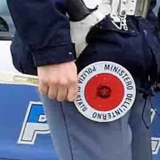 Catanzaro, non si fermano all'alt e tentano di disfarsi della droga