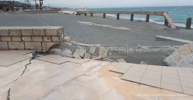 Le coste calabresi devastate, il mare si riprende quel che era suo - FOTO