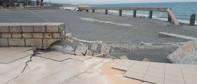 Le coste calabresi devastate, il mare si riprende quel che era suo - FOTO