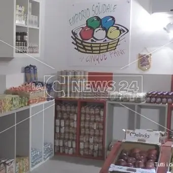 A Crotone inaugurato l'emporio solidale dove fare spesa senza pagare - VIDEO