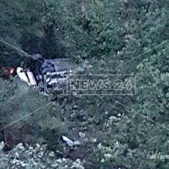 Esce fuori strada con la macchina e fa un volo di cinquanta metri, ferito