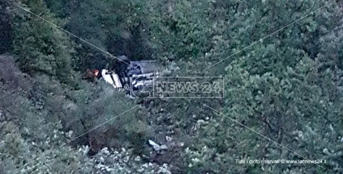 Esce fuori strada con la macchina e fa un volo di cinquanta metri, ferito