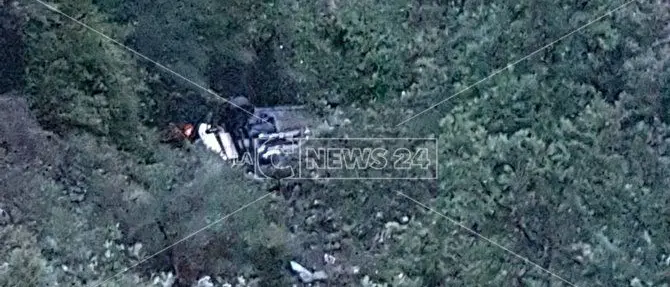 Esce fuori strada con la macchina e fa un volo di cinquanta metri, ferito