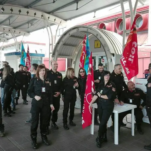 Lamezia, senza stipendio e senza contratto: sit in degli addetti alla sicurezza