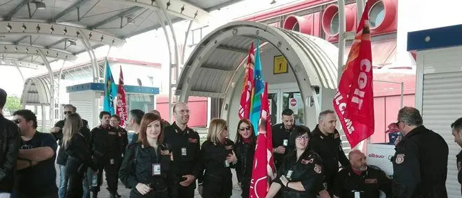 Lamezia, senza stipendio e senza contratto: sit in degli addetti alla sicurezza