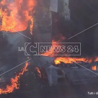 Panico sull'autostrada A2: camion in fiamme, circolazione bloccata - VIDEO