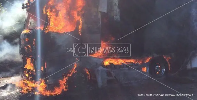 Panico sull'autostrada A2: camion in fiamme, circolazione bloccata - VIDEO