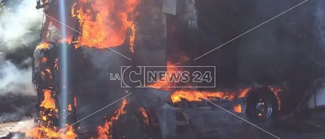 Panico sull'autostrada A2: camion in fiamme, circolazione bloccata - VIDEO