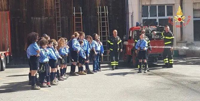 Catanzaro, gruppo scout in visita al comando dei vigili del fuoco