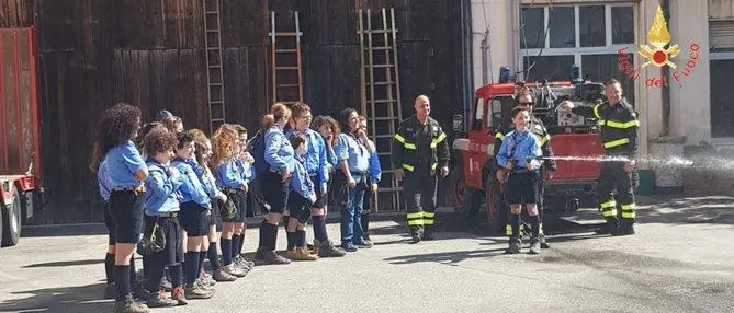 Catanzaro, gruppo scout in visita al comando dei vigili del fuoco