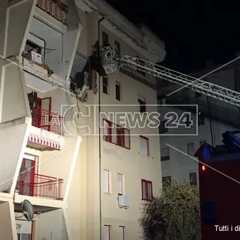 Crotone, scoppia una bombola di gas: due morti e sei feriti. Grave una bimba - VIDEO