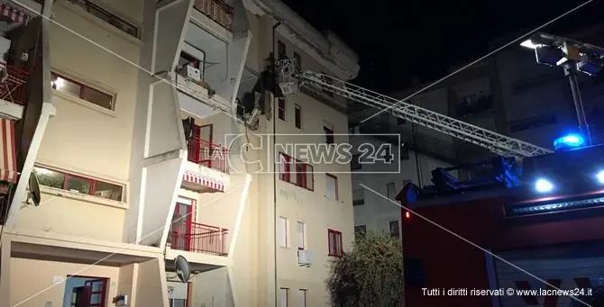 Crotone, scoppia una bombola di gas: due morti e sei feriti. Grave una bimba - VIDEO