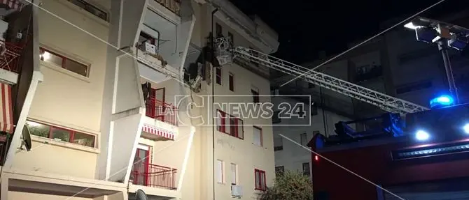 Crotone, scoppia una bombola di gas: due morti e sei feriti. Grave una bimba - VIDEO