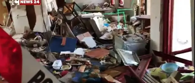 Esplosione a Crotone, mistero sulle cause: ritrovata integra la bombola del gas - VIDEO