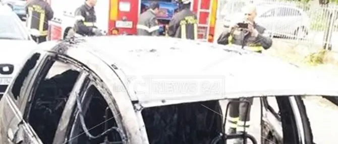 Intimidazione a Cosenza, a fuoco l'auto del consigliere comunale Cipparrone
