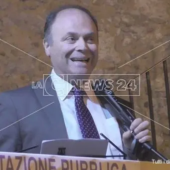 Intimidazioni a Scandale, il sindaco Pingitore lascia: «Mi sento solo» -VIDEO