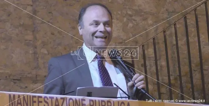 Intimidazioni a Scandale, il sindaco Pingitore lascia: «Mi sento solo» -VIDEO