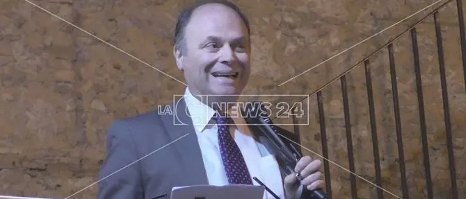 Intimidazioni a Scandale, il sindaco Pingitore lascia: «Mi sento solo» -VIDEO