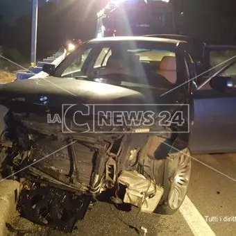 Sbanda e si incastra nel guardrail, incidente sulla trasversale delle Serre