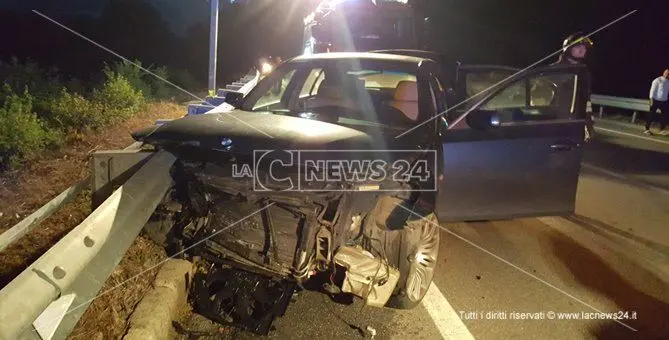 Sbanda e si incastra nel guardrail, incidente sulla trasversale delle Serre