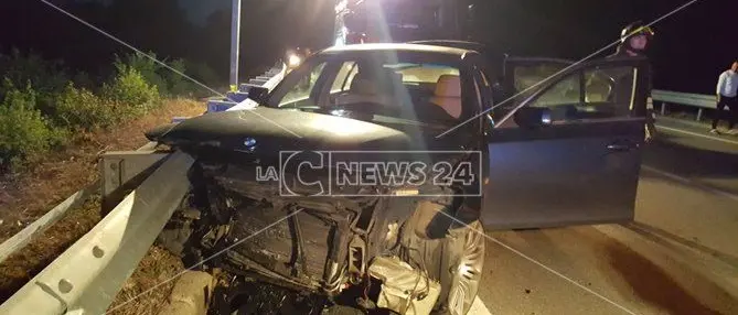Sbanda e si incastra nel guardrail, incidente sulla trasversale delle Serre