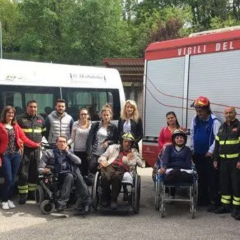 Il gruppo Uildm in visita al distaccamento dei vigili di Chiaravalle