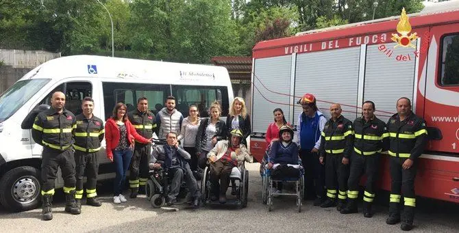 Il gruppo Uildm in visita al distaccamento dei vigili di Chiaravalle