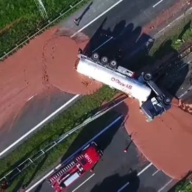 Fiumi di cioccolata sull’autostrada, traffico in tilt in Polonia - VIDEO