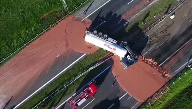 Fiumi di cioccolata sull’autostrada, traffico in tilt in Polonia - VIDEO