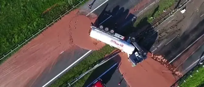 Fiumi di cioccolata sull’autostrada, traffico in tilt in Polonia - VIDEO