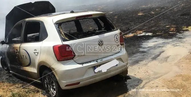 Montepaone, in fiamme l'auto di un istituto di vigilanza