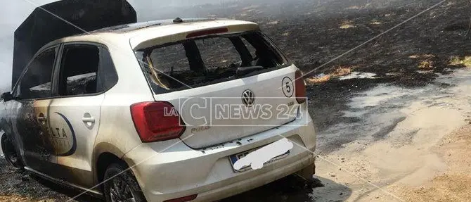 Montepaone, in fiamme l'auto di un istituto di vigilanza