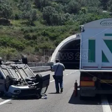 Borgia: auto si ribalta all'uscita della galleria