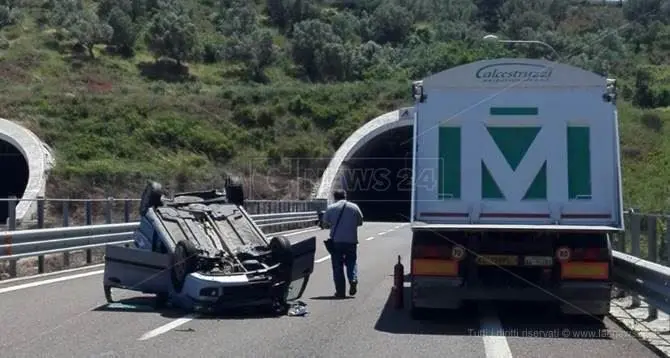 Borgia: auto si ribalta all'uscita della galleria