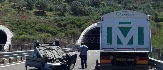 Borgia: auto si ribalta all'uscita della galleria