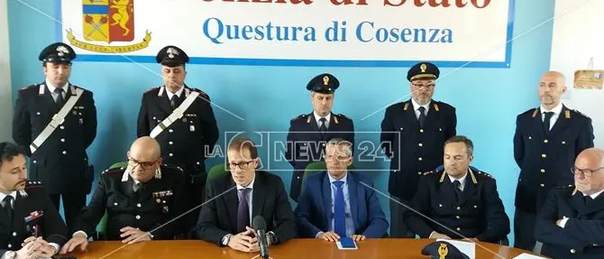 Chiedono soldi ma la ditta denuncia, arrestati due pregiudicati - VIDEO