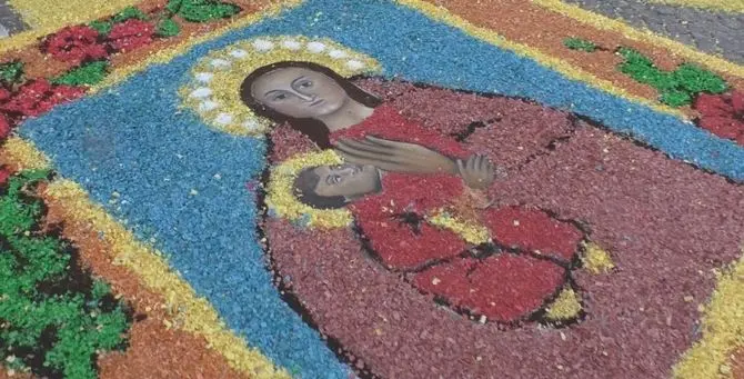 Crotone in fiore, i ragazzi omaggiano la Madonna di Capocolonna - VIDEO