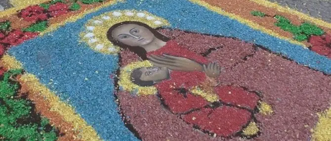 Crotone in fiore, i ragazzi omaggiano la Madonna di Capocolonna - VIDEO