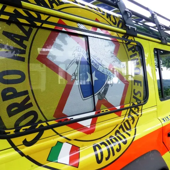 Escursionista scivola su parete rocciosa, salvata